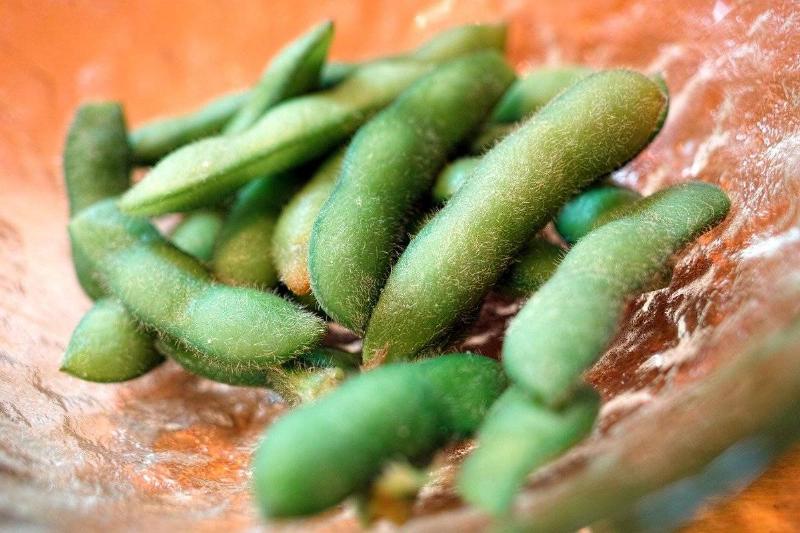 L'edamame riche en fer fait le plein de protéines et réduit le cholestérol l'edamame est riche en fibre, en vitamines, et en potassium