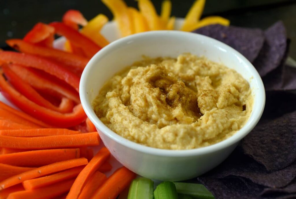 Le houmous à l'huile d'olive est une sauce nutritive riche en nutriments essentiels, antioxydants et anti-inflammatoires Le houmous à l'huile d'olive est une sauce nutritive