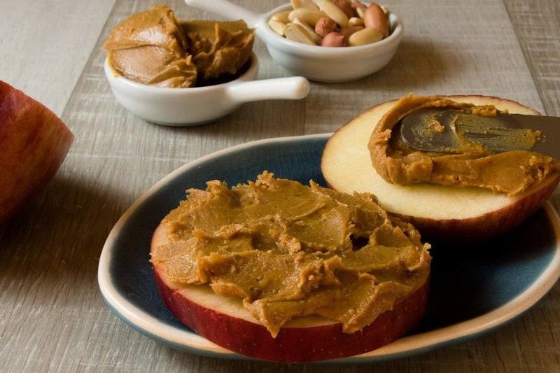 Les pommes et le beurre de cacahuète réduisent le mauvais cholestérol Les pommes et le beurre de cacahuète réduisent le cholestérol ldl