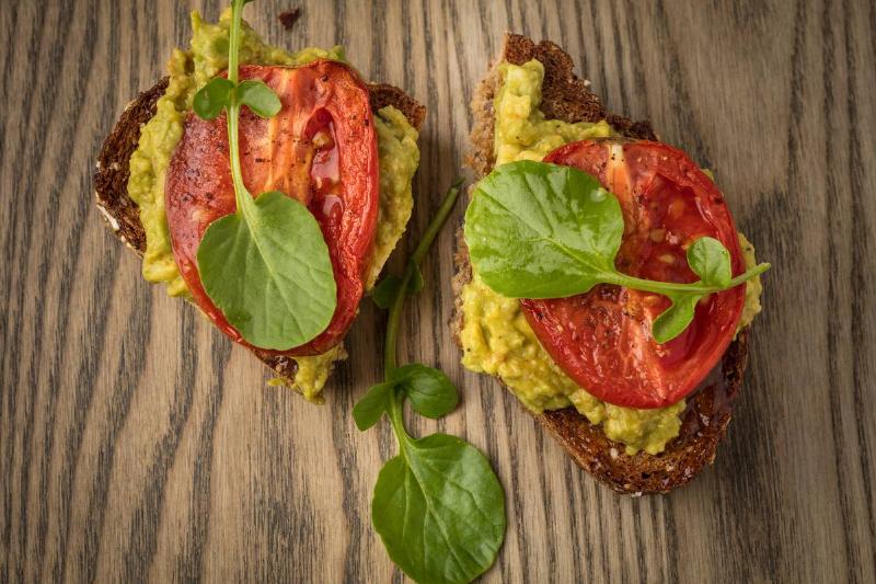 Les toasts à l'avocat réduisent le taux du mauvais cholestérol LDL Les toasts à l'avocat réduisent le taux de cholestérol LDL